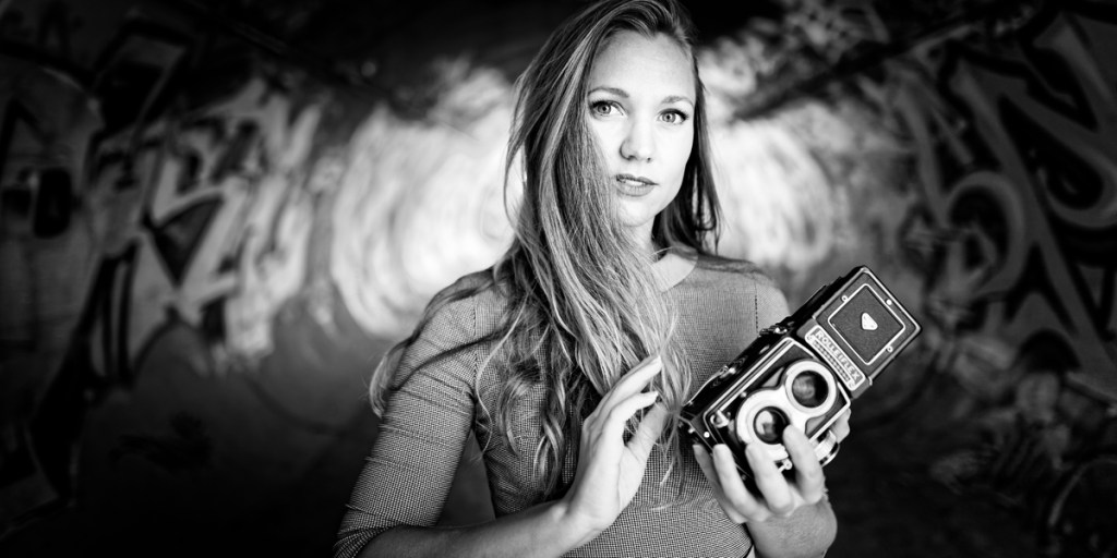 Caro dans la série Tunnel Attitude de Wolfgang Autexier. Cette série met en scène des personnes dans un décors unique : un tunnel. Tout repose sur l'expressivité des personnes.