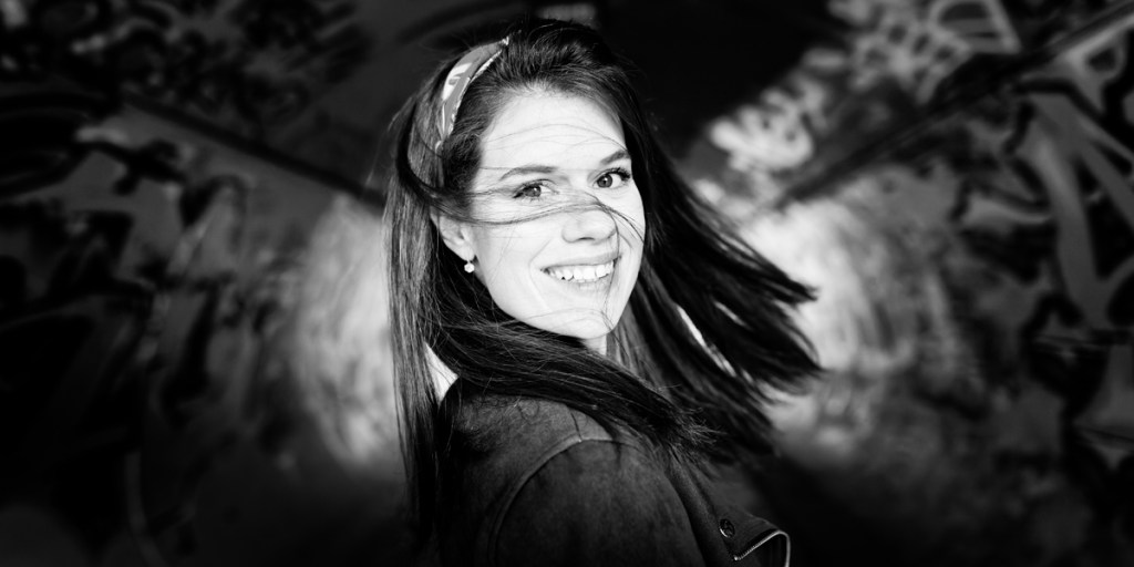 Mathilde dans la série Tunnel Attitude de Wolfgang Autexier. Cette série met en scène des personnes dans un décors unique : un tunnel. Tout repose sur l'expressivité des personnes.