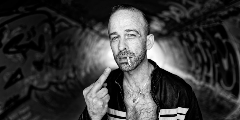 Yvan dans la série Tunnel Attitude de Wolfgang Autexier. Cette série met en scène des personnes dans un décors unique : un tunnel. Tout repose sur l'expressivité des personnes.