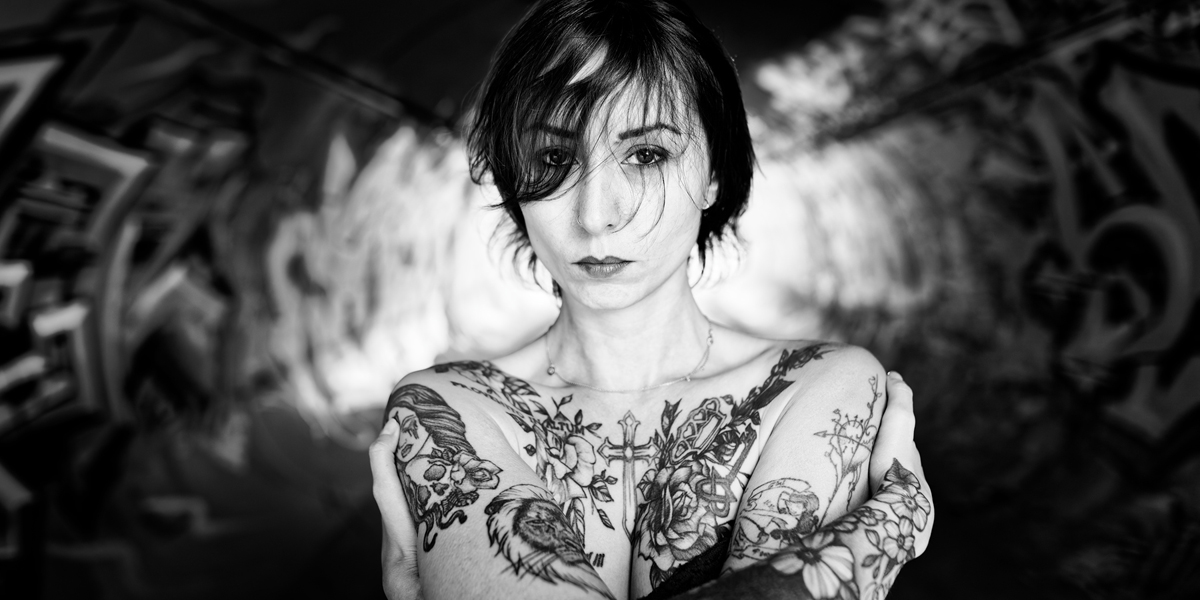 Lia dans la série Tunnel Attitude de Wolfgang Autexier. Cette série met en scène des personnes dans un décors unique : un tunnel. Tout repose sur l'expressivité des personnes.