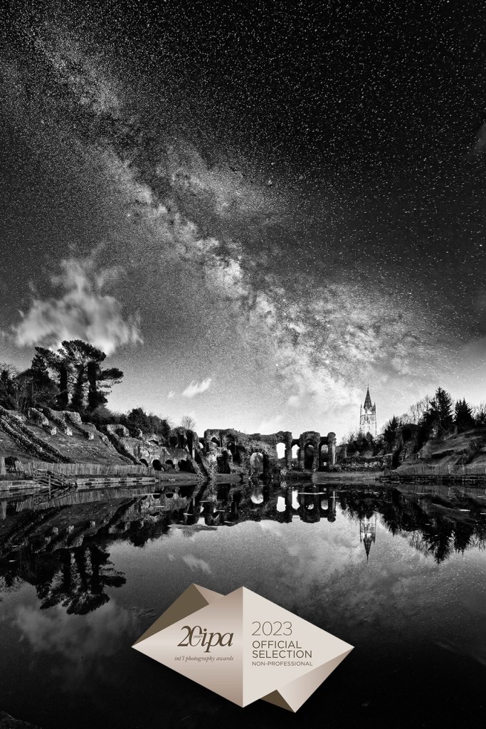 Les arènes de Saintes, inondées, sous la voie lactée : par Wolfgang Autexier photographe à Saintes et ambassadeur de la ville