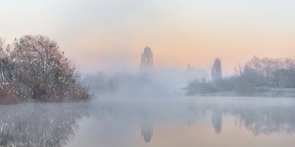 Cathédrale Saint Pierre à Saintes : une vision paysagère de la ville dans le givre et la brume · par Wolfgang Autexier