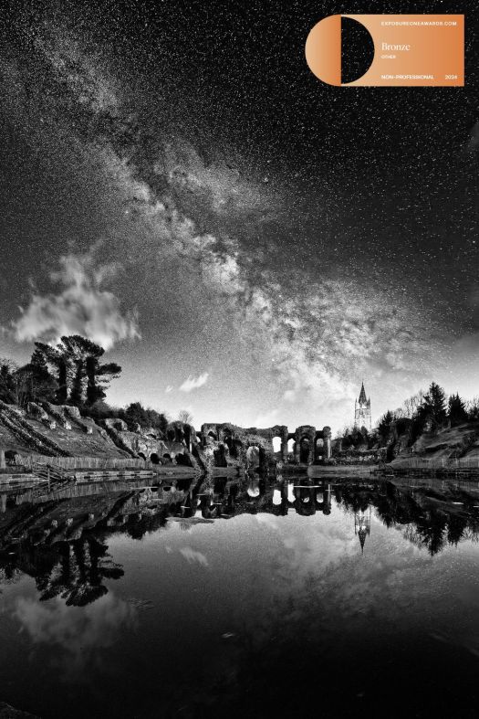 Aqua Arena, Milky Way : les arènes de Saintes inondées sous la voie lactée · par Wolfgang Autexier photographe à Saintes en Charente-Maritime