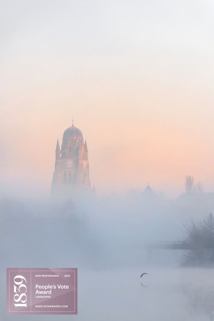 Cathédrale Saint Pierre à Saintes : tel un phare dans la brume · avec 13 récompenses cumulée en un an elle est promise à un grand avenir · par Wolfgang Autexier