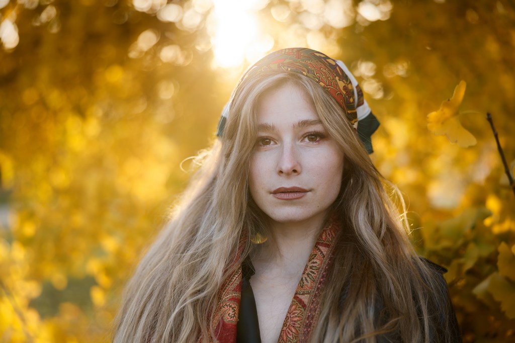 Eva : lumière heure dorée et Ginkgo Biloba · Yellow Story · Wolfgang Autexier photographe portraitiste à Saintes
