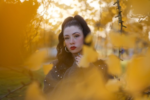 Rachel : lumière heure dorée et Ginkgo Biloba · Yellow Story · Wolfgang Autexier photographe portraitiste à Saintes