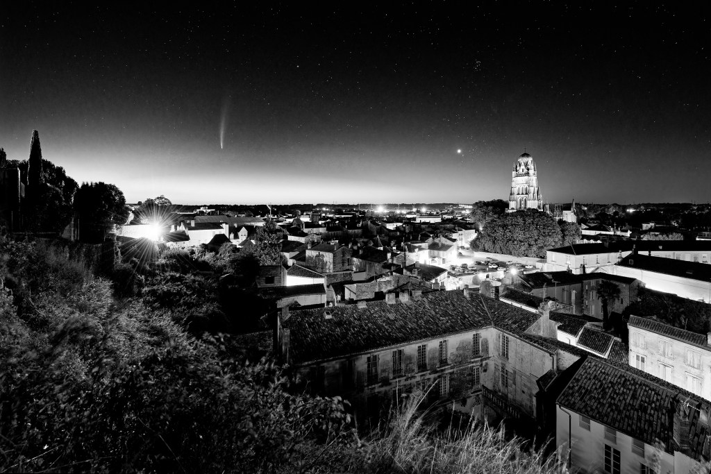 Comète Néowise au-dessus de la cathédrale Saint-Pierre à Saintes · par Wolfgang Autexier photographe à Saintes