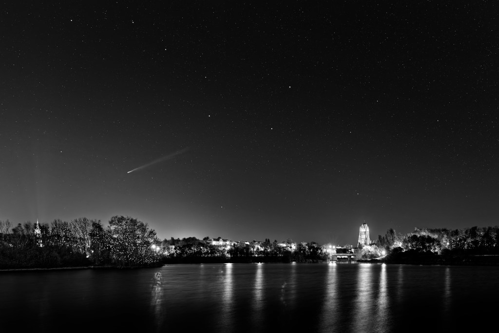 la comète Lemmon ·  Comète C/2025-A6 avec la Grande Ourse au-dessus de la cathédrale Saint-Pierre à Saintes · par Wolfgang Autexier