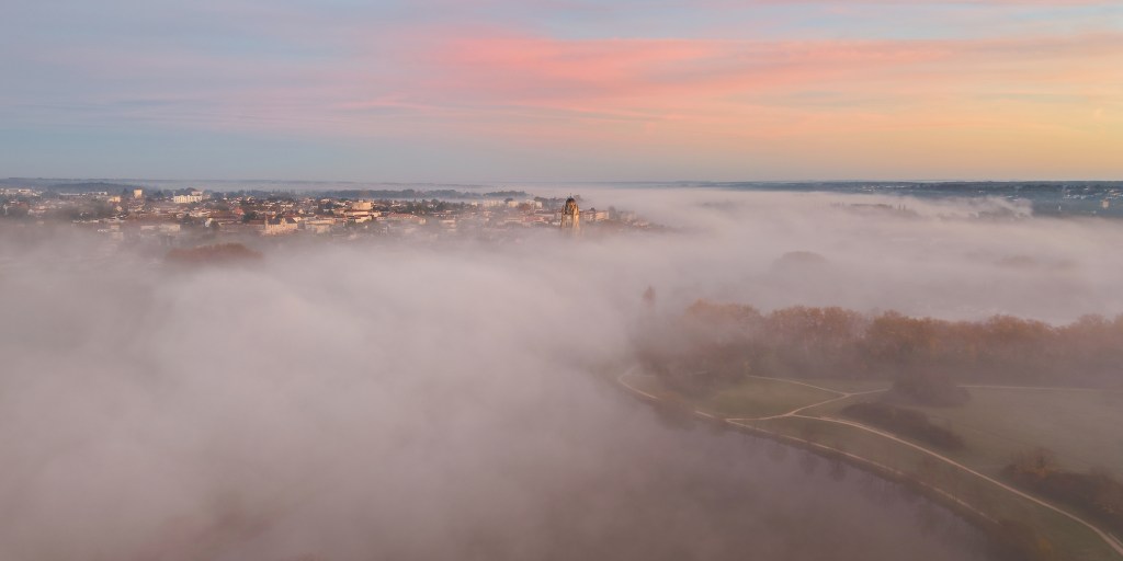 Saintes s'éveille ·  une mer de nuage ·  par Wolfgang Autexier