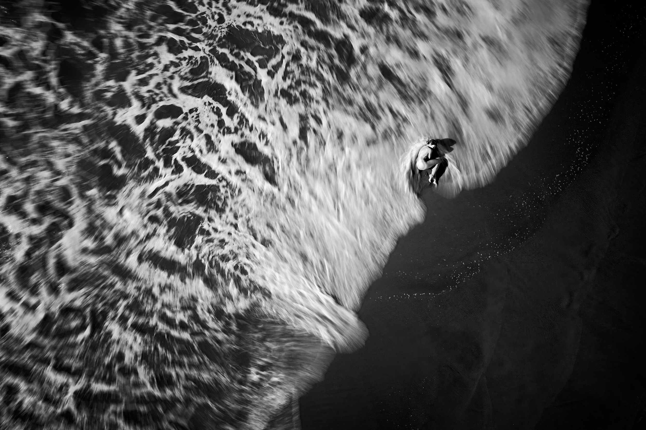 Immersion sensorielle · nu en pose longue au drone · océan Atlantique · par Wolfgang Autexier