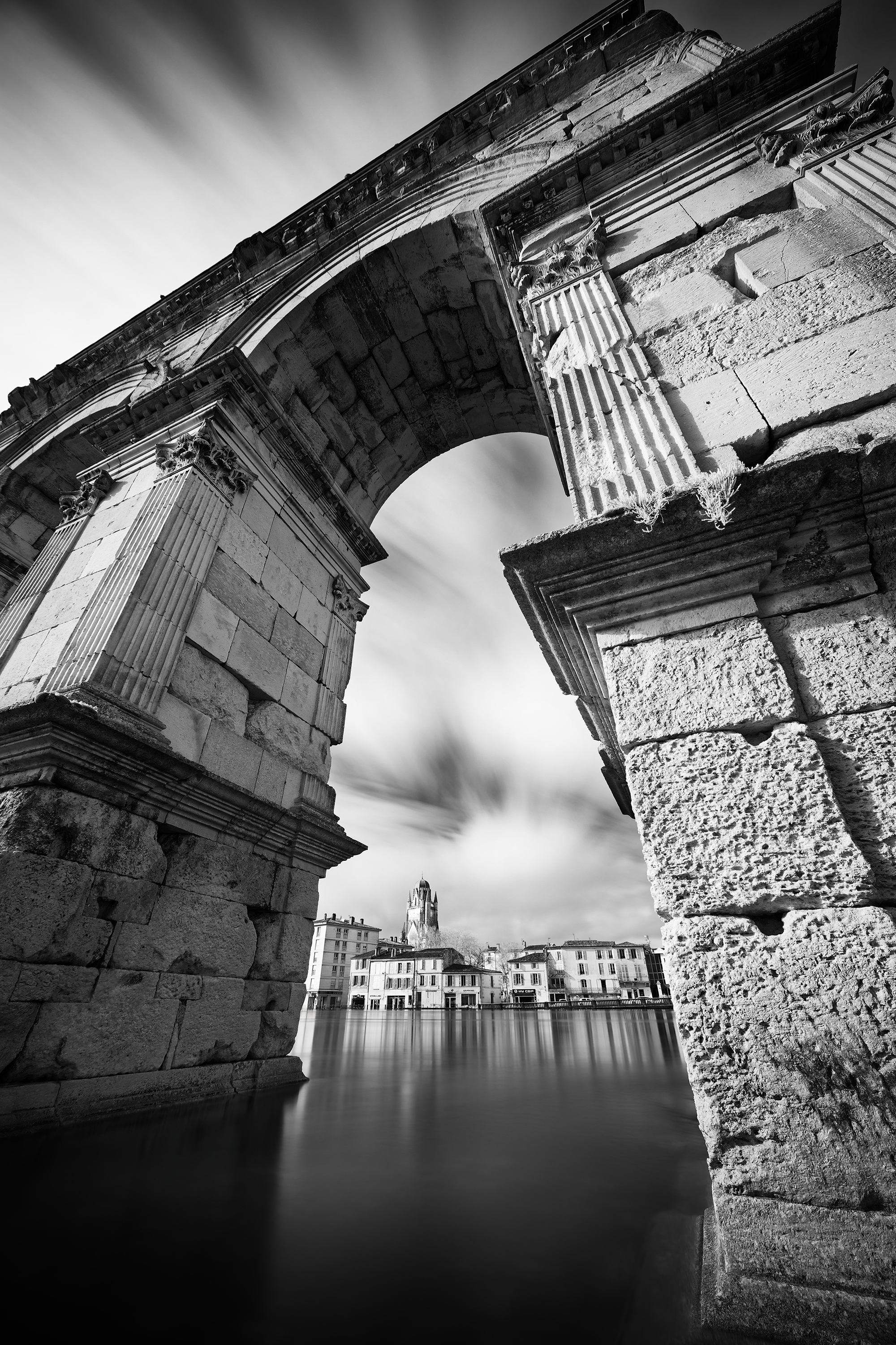 Inondation Triomphante · Arc de triomphe romain de Saintes · inondation de Février 2026 · par Wolfgang Autexier photographe d'architecture en Nouvelle Aquitaine