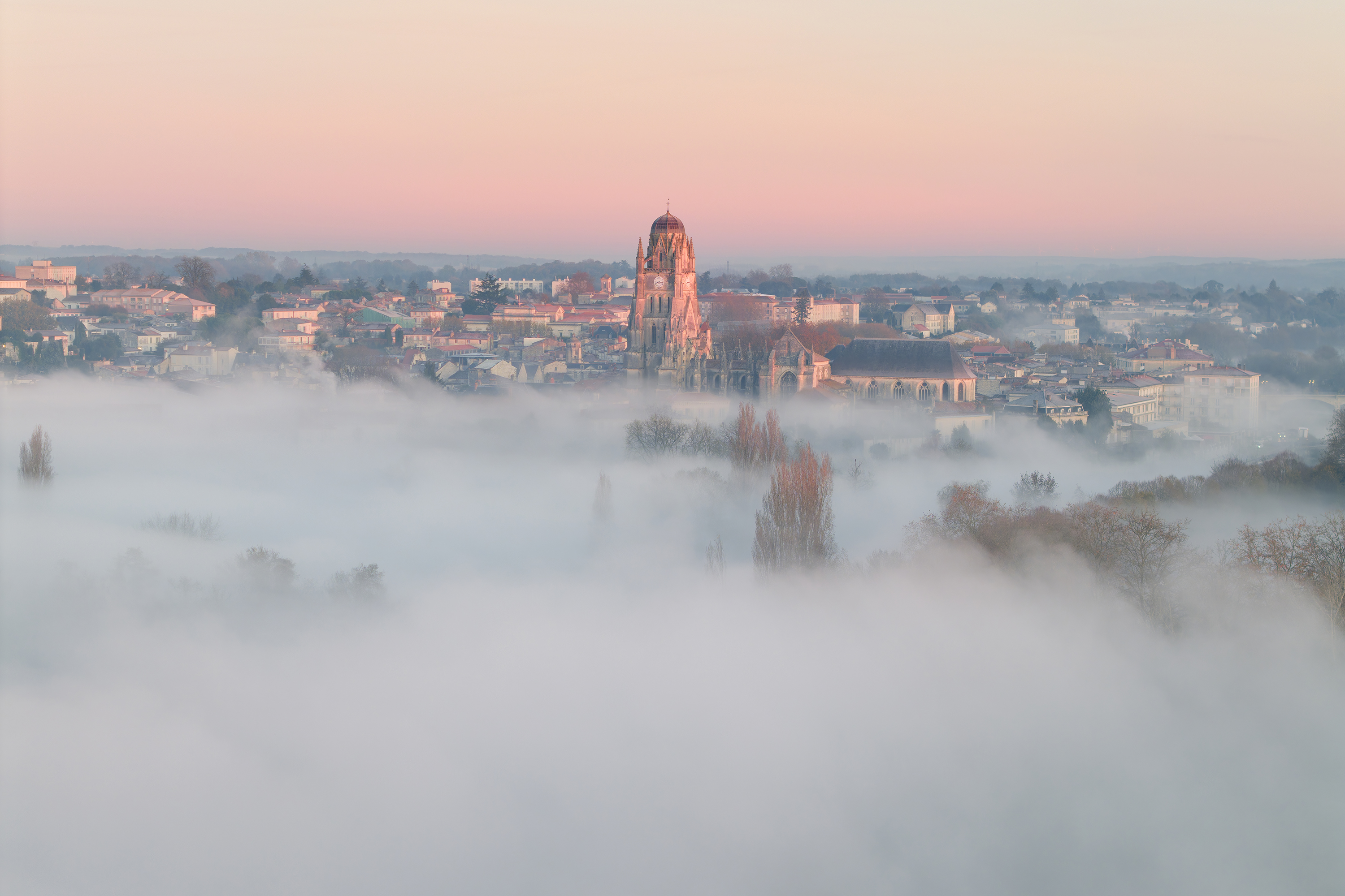 la mer de nuages ·  Saintes & Cathédrale Saint-Pierre flottant sur la brume · par Wolfgang Autexier