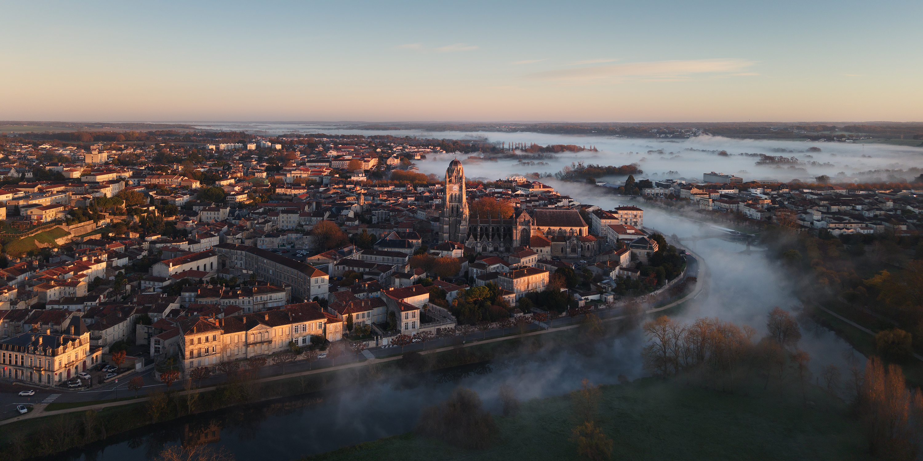 Saintes · centre historique · brume sur la Charente · par Wolfgang Autexier